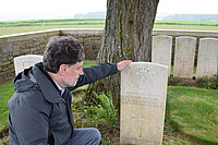 Pfarrer Martin Henninger am Grab des Großonkels seines britischen Kollegen David Pickering. Foto: pv