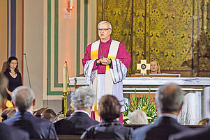 Wir miteinander: Der Berliner Erzbischof Heiner Koch eröffnet den Gottesdienst in der Propsteikirche St. Peter und Paul. Foto: epd