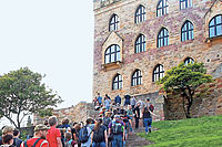 Rund 80 Jugendliche waren unterwegs für die Demokratie zum Hambacher Schloss. Foto: LM