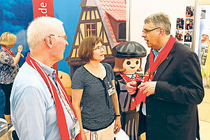 Glaubenskurse auf dem Markt der Möglichkeiten: Andrea Müller mit Gert Langkafel (links) und Christian Schad. Foto: von hastn