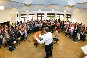 Proben letztmals für ein Konzert unter altem Namen: Jochen Steuerwald und die Pfälzische Singgemeinde in Speyer. Foto: Landry