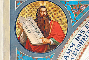 Eine Norm des Glaubens: Mose und die Zehn Gebote (Gemälde in der Kirche St. Nikolai in Constappel bei Meißen). Foto: epd