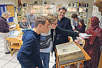 Im Bibelmuseum die Faszination der Bibel erleben: Neben historischen Ausgaben gibt es auch pädagogisches Material. Foto: LM