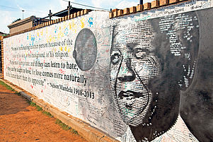 Held einer Nation: Bis heute wird Nelson Mandela in Südafrika ­verehrt, nicht nur in Soweto, wo er von 1946 bis in die 1960er Jahre lebte. Foto: epd