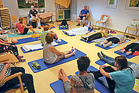 Führt in seinen Meditationen durch den menschlichen Körper: Klinikpfarrer Benno Scheidt (hinten links). Foto: von Waldow