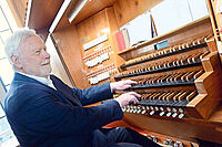 An der Steinmeyer-Orgel von 1966 in Neustadt-Winzingen: Gero Kaleschke. Foto: LM