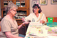 14 Besuche in vier Stunden: Schwester Sabine Gailing kontrolliert bei Elvira Tuch die richtige Tabletteneinnahme. Foto: Kunz