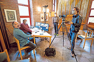 Überzeugt vom Livestream (von links): Oliver Schreyer, Robert de Payrebrune, Pfarrer Tilman Grabinski und Philip Schreyer. Foto: view
