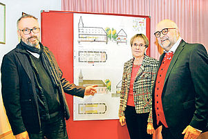 Architekt Armin Schäfer (links), Presbyteriumsvorsitzende Gertrud Welzel und Pfarrer Ralph Gölzer informieren anhand der Baupläne über die geplante energetische Sanierung. Foto: Kunz