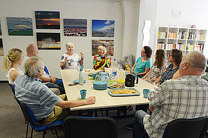 Angebot des Begegnungszentrums: Im „Erzählcafé“ treffen sich regelmäßig Bürger aus Pirmasens, um sich auszutauschen und sich gegenseitig zu helfen. Foto: Seebald