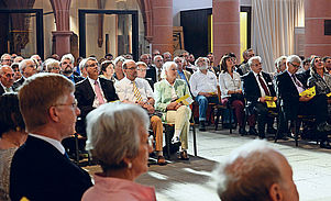 Gut besuchter Festakt in der Stiftskirche: Der Pfälzische Bibelverein will die Bibel ins Gespräch bringen. Foto: LM