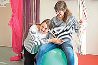 Großer Spaß am Beruf: Zwei Schülerinnen in einer Ausbildungssituation in der Speyerer Hebammenschule. Foto: Waltz/Diakonissen