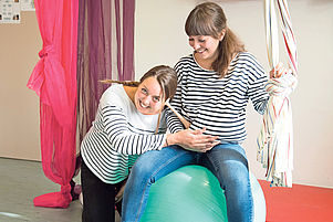 Großer Spaß am Beruf: Zwei Schülerinnen in einer Ausbildungssituation in der Speyerer Hebammenschule. Foto: Waltz/Diakonissen