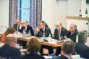 Keine Freude für den Landeskirchenrat: Die Wahl des Nachfolgers für Gottfried Müller (Zweiter von rechts) ist gescheitert. Foto: Landry