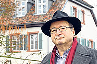 Schreibt im Reformationsjahr über Gott und die Welt: Harry Oberländer vor dem Edenkobener Künstlerhaus. Foto: LM
