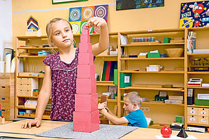 Bewegung statt Stillsitzen: Der rosa Turm ist Sinnbild für eine Pädagogik, bei der die Kinder aus eigenem Antrieb die Welt „begreifen“. Foto: KB