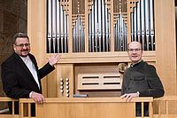 „Die Abteikirche hat ein Feuchtigkeitsproblem“: Dieser Ansicht sind Pfarrer Harry Albrecht (links) und sein katholischer Kollege Pfarrer Achim Dittrich. Foto: view
