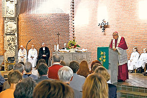 Frankenthal-Pilgerpfad: Bischof Karl-Heinz Wiesemann und Kirchenpräsident Christian Schad (sitzend) predigen in der voll besetzten Kirche. Foto: Bolte