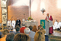 Frankenthal-Pilgerpfad: Bischof Karl-Heinz Wiesemann und Kirchenpräsident Christian Schad (sitzend) predigen in der voll besetzten Kirche. Foto: Bolte