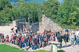 Farbe bekennen: Die Jugendlichen verabschiedeten auf dem Hambacher Schloss eine zehn Punkte umfassende Resolution. Foto: LM
