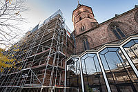 Die Südseite der Kaiserslauterer Stiftskirche ist eingerüstet: Der erste Abschnitt der Sanierungsarbeiten beginnt. Foto: view