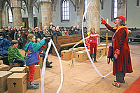 Humor trifft Musik: Clownin Gisela Ermann in der Landauer Stiftskirche anlässlich der Reihe „Landauer Orgelpunkt“. Foto: VAN
