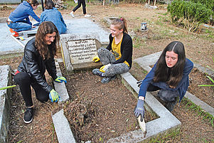 Auf den Spuren der Geschichte: Jugendliche beim Pflegen eines alten deutschen Friedhofs im georgischen Tamarisi. Foto: pv