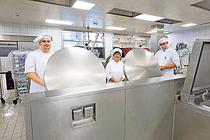 Teil des Teams in der Küche des Kochwerks in Kaiserslautern (von links): Marc Ziegler, Petra Eckler und Lukas Reiß. Foto: view