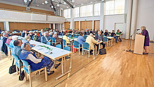 In der Alten Eintracht: Schwester Manuela Spittang-Benner informiert die Teilnehmer über den Hospizverein Kaiserslautern. Foto: view