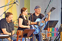 Machen mit Cajon, Flöten und Gitarre unter anderem Irish Folk (von links): Peter Zwally, Gudrun und Hansi Pos. Foto: pv