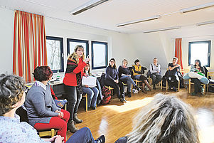 Ohne abzulesen andere in den Bann ziehen: Susanne Hunsicker beim Erzählen im Kreis der übrigen Teilnehmer. Foto: Landry