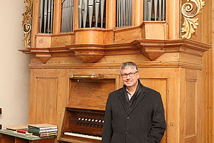 Die Sanierung im Blick: Pfarrer Martin Theobald vor der Orgel in Albsheim. Foto: Benndorf