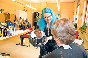 Engel auf Probe: Tina beim Einsatz der „Barber Angels“. – „Ein Stück Würde zurückgeben“ ist ihre Mission. Foto: Mendling