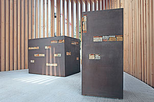 Kunst im Kunststück: Die Landauerin Madeleine Dietz gestaltete Lesepult und Altar im Kirchenpavillon der Gartenschau. Foto: VAN
