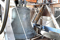 Trägt Hakenkreuz und Hitler-Inschrift: Eine der drei Glocken im Geläut der Jakobskirche in Herxheim am Berg. Foto: Franck