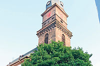 20 Zentimeter aus dem Lot: der Turm der Martinskirche Grünstadt. Foto: Benndorf