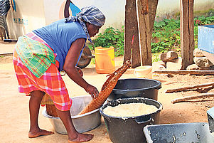 Benachteiligt: Frau in Surinam beim Zubereiten des Essens. Foto: Karin Schmauder