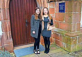 Freuen sich über die Wertschätzung der Kirchengemeinde: Sophie Barenscheer (links) und Fanny Eck vor dem Kirchenportal in Billigheim. Foto: wal