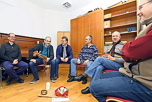 Suche nach neuen Rollenbildern: Die Männer der Speyerer Gruppe schöpfen im Gespräch Kraft für den Alltag. Foto: Landry