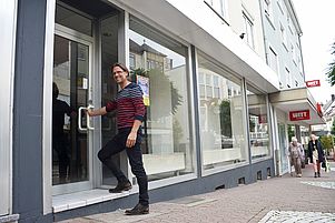 Präsentiert das Ladengeschäft in der Fußgängerzone in Pirmasens: Albert Gomille, Leiter des Hauses der Diakonie. Foto: Seebald