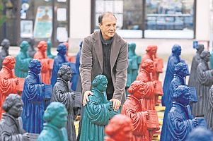 Überraschendes gab es zu selten: Künstler Ottmar Hörl 2010 mit seinen Lutherskulpturen auf dem Wittenberger Marktplatz. Foto: epd