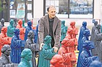 Überraschendes gab es zu selten: Künstler Ottmar Hörl 2010 mit seinen Lutherskulpturen auf dem Wittenberger Marktplatz. Foto: epd