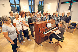 Hat mit dem deutsch-französischen Chor 15 bis 20 Auftritte im Jahr: Christiane Martin bei der Probe in Bad Bergzabern. Foto: VAN