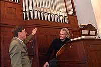Vor dem ersten Benefizkonzert am 2. Dezember: Pfarrer Jochen Keinath (links) und Bezirkskantor Simon Reichert, der dann zeigen will, was in der Orgel steckt. Foto: LM