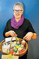 Bärbel van Thiel sammelt mit selbst bestrickten Ostereiern Spenden. Foto: Kunz