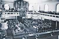 Volle Kirche: Gottesdienst in der protestantischen Kirche Edenkoben zum Gustav-Adolf-Fest in den 1960er Jahren. Foto: Zentralarchiv