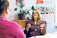 Im Gespräch mit einer Arbeitssuchenden: Julia Röckel vom Verein zur Förderung der beruflichen Bildung in Germersheim. Foto: Iversen