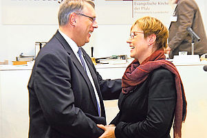 Kirchenpräsident Schad gratuliert seiner neuen Stellvertreterin Marianne Wagner. Foto: Landry