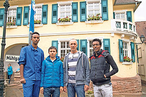 Haben einen guten Draht zueinander (von links): Mukhtar, Ali, Hans-Jürgen Grötzinger vom CJD und Mohamed. Foto: Hoffmann