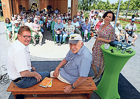 Erhielten viel Beifall von den Zuschauern (von links): Hartmut Metzger und Heiner Geißler, hier mit Landesgartenschau-Pfarrerin Mechthild Werner. Foto: Iversen